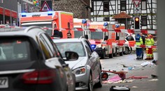 Muž, ktorý autom vrazil do sprievodu, sa zameral na deti. Po čine ho zlynčoval rozzúrený dav