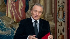 Mimoriadne Televízne noviny: Pred vilu Karla Gotta nosia ľudia kvety a zapaľujú tam sviečky