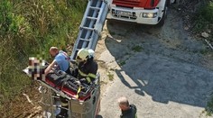 Partia detí popíjala na streche rozpadnutej budovy. Policajti zachraňovali chlapca (14) v bezvedomí