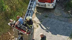Partia detí popíjala na streche rozpadnutej budovy. Policajti zachraňovali chlapca (14) v bezvedomí