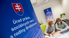 Na Slovensku sa zamestnala viac ako desatina utečencov. Hoci mnohí majú vysokú školu, prácu si hľadajú za pásom