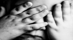 Obrovský pedofilný škandál v Poľsku: Film zachytáva obete ako konfrontujú kňazov, ktorí ich zneužívali