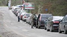 Niektorí Ukrajinci stoja v kolóne pred Ubľou už týždeň. Takto si krátia čas