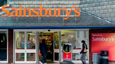 Fúzia Sainsbury's a Walmartu otriasla britským maloobchodným trhom