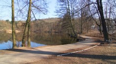 Sekerou zaútočil na ženu s kočíkom. Polícia zadržala muža podozrivého z útokov v Kunratickom lese