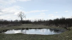 Chlapec sa hral bez dozoru pri jazere za domom, skončil v kritickom stave v nemocnici