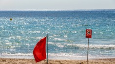 Ďalšie európske pláže zaplavili fekálie. Pre ich únik platí zákaz kúpania