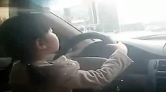 Malé dievčatko šoférovalo auto samo. Išlo ako blázon