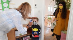 Rodičom, ktorí boli nútení zostať doma s deťmi na pandemickej OČR, hrozí nižší dôchodok