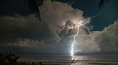 Blesk zabil tri deti a dvoch dospelých na Kube: Pred búrkou sa skryli pod strom na pláži