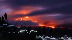 FOTOGRAFIE TÝŽDŇA: Výbuch sopky na Havaji, pochod čertov či fanúšikovia Japonska na MS v Katare