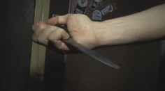 Matka nožnicami dobodala dcérinho staršieho priateľa. Vraj na ňu má zlý vplyv
