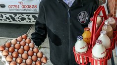 Vo Veľkej Británii zatkli mliekara, podozrivo skoro rozvážal mlieko