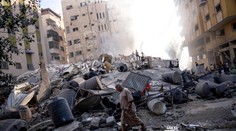 Izraelská armáda hlási, že boje pokračujú, Hamas zadržiava vojakov a civilistov ako rukojemníkov