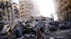 Izraelská armáda hlási, že boje pokračujú, Hamas zadržiava vojakov a civilistov ako rukojemníkov