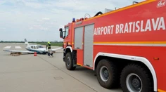 Na letisku v Bratislave pristálo lietadlo bez podvozku. Kapitánom bol český podnikateľ