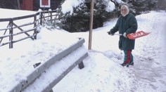 Neodhrnuté cesty a kolóny na severe Slovenska. Cestári majú staré stroje a málo ľudí