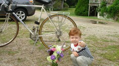 Muž zhodil zo strechy mrakodrapu trojročného syna, potom sám skočil