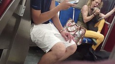Zhrození cestujúci. Žena v metre bila a hrýzla svojho psa