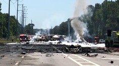 Vojenské lietadlo spadlo krátko po štarte, zrútilo sa na zem pri križovatke dvoch ciest