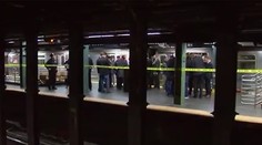 Žena sotila pod vlak newyorského metra cestujúcu. Zomrela