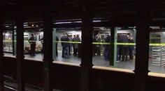 Žena sotila pod vlak newyorského metra cestujúcu. Zomrela