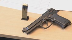 Hercom sa stratila nebezpečná rekvizita: Pištoľ záhadne zmizla a ešte záhadnejšie sa našla