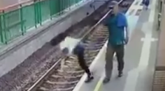 Muž chladnokrvne sotil ženu do koľajiska