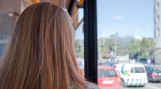 Revízor odhalil cestujúcu ženu bez lístka. Tá ho z prsníka ostriekala materským mliekom