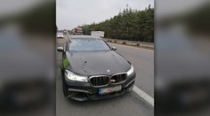 Polícia upozorňuje na silný vietor a hlási prvé škody. Strom poškodil auto na D2