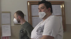 Roky ubližuje matke, za čo už aj sedel. Teraz sa pre to isté opäť postavil pred súd