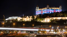 Slovensko si uctilo Alžbetu II. Bratislavský hrad nasvietili britskou vlajkou na počesť kráľovnej