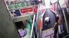 Dráma v obchodnom centre. Ak uvidíte toto video, deti už samé na eskalátor nepustíte