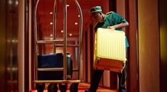 Hotelový poslíček dostal také štedré „prepitné“, že už by nemusel pracovať