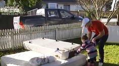 Blesk udrel do domu a spiacim manželom zapálil posteľ