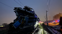 Tragická zrážka vlaku s nákladiakom v Česku. Rušňovodič zomrel, 19 ľudí je zranených