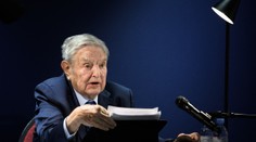 Ako malý sa za majetok hanbil, teraz je jeho správcom. George Soros odovzdal impérium svojmu synovi