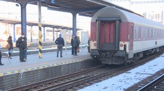 Policajti zadržali vo vlakoch osem utenčencov, všetkých vyhostia