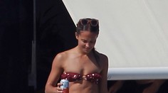 Nová Lara Croft v bikinách. Na jej bruchu by ste postrúhali syr