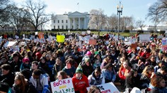Študenti opustili triedy a zaplavili ulice. Požadovali sprísnenie zbraňových zákonov