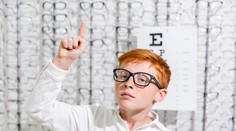 Krátkozrakosť je čoraz väčším problémom, najmä u detí. Odborník vysvetľuje, čo je za tým