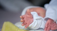 Žena sa rozhodla pre netradičný experiment. Bábätko pomenovala po droge, úrad to schválil
