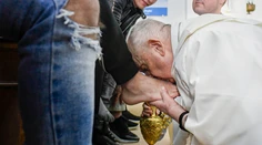 Pápež umyl nohy 12 mladistvým väzňom. Ježiš vie, čo máme v srdci, povedal im