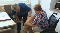 Pani Anne z Nitry amputovali nohy, opatrovanie ani schody podľa úradov nepotrebuje