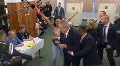 Na českého prezidenta sa vrhla polonahá aktivistka: "Zeman je Putinova štetka," kričala
