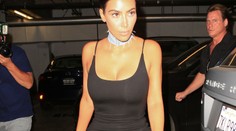 Schudnutá Kim v obtiahnutých šatách. Dekolt má stále nadupaný