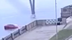 VIDEO: Ľudia neverili vlastným očiam. Auto odcúvalo do rieky, vodič urobil zásadnú chybu