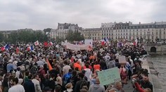 Nesúhlasia s povinným očkovaním a covidpasmi. Desiatky tisíc Francúzov tak vyšli do ulíc