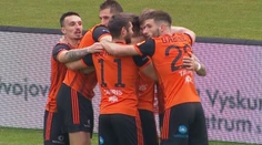 VIDEO: Ružomberok vo víťaznej eufórii. K trom bodom v Podbrezovej pomohla veľká chyba brankára