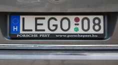 V Maďarsku sa rozbieha čierny trh s evidenčnými číslami. Zlodeji ich ponúkajú cudzincom, aby mohli tankovať lacnejšie